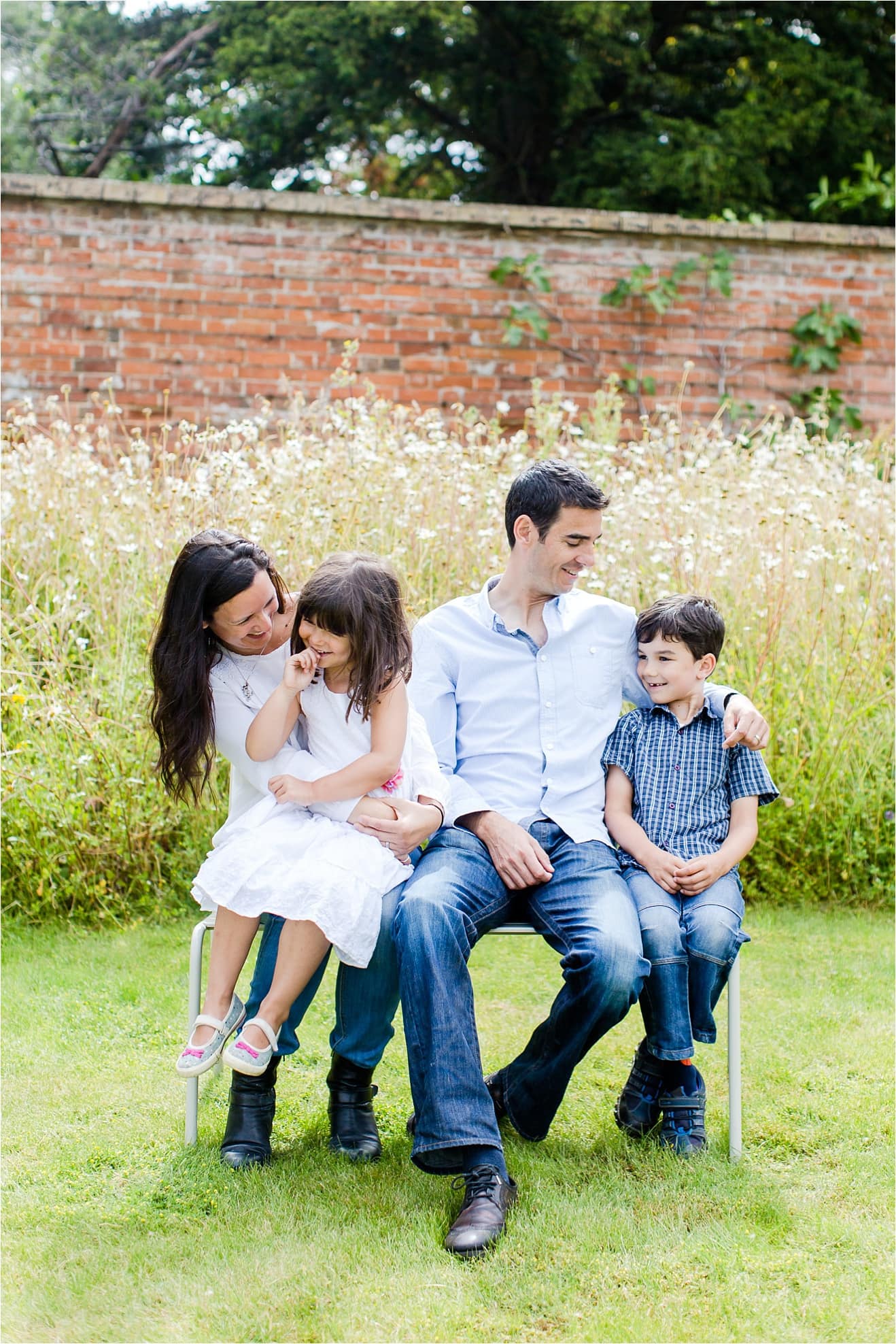 005_family-photography-summer-meadow-medicine-gardens-cobham-surrey-eddie-judd-photographer_7715