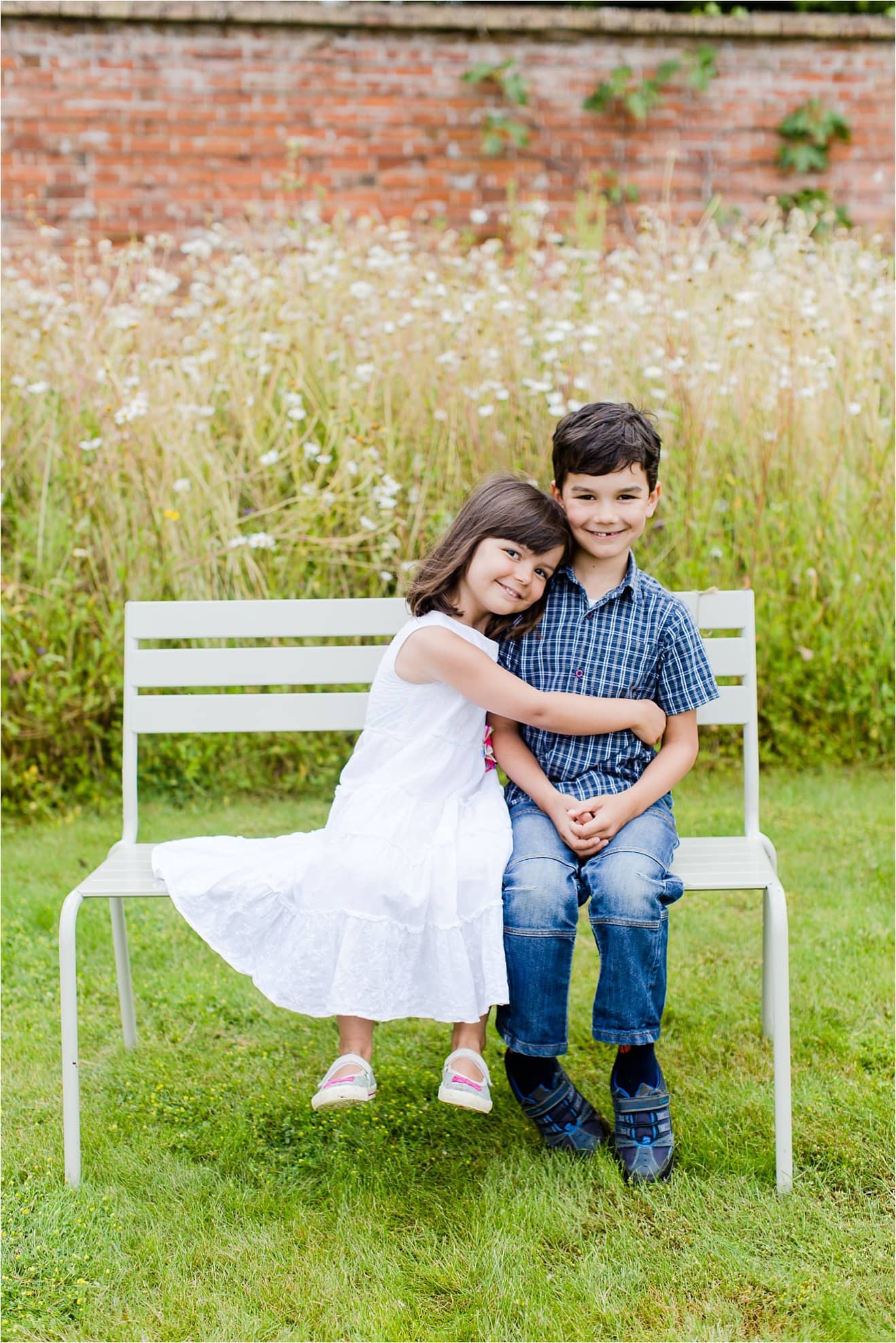 012_family-photography-summer-meadow-medicine-gardens-cobham-surrey-eddie-judd-photographer_7757