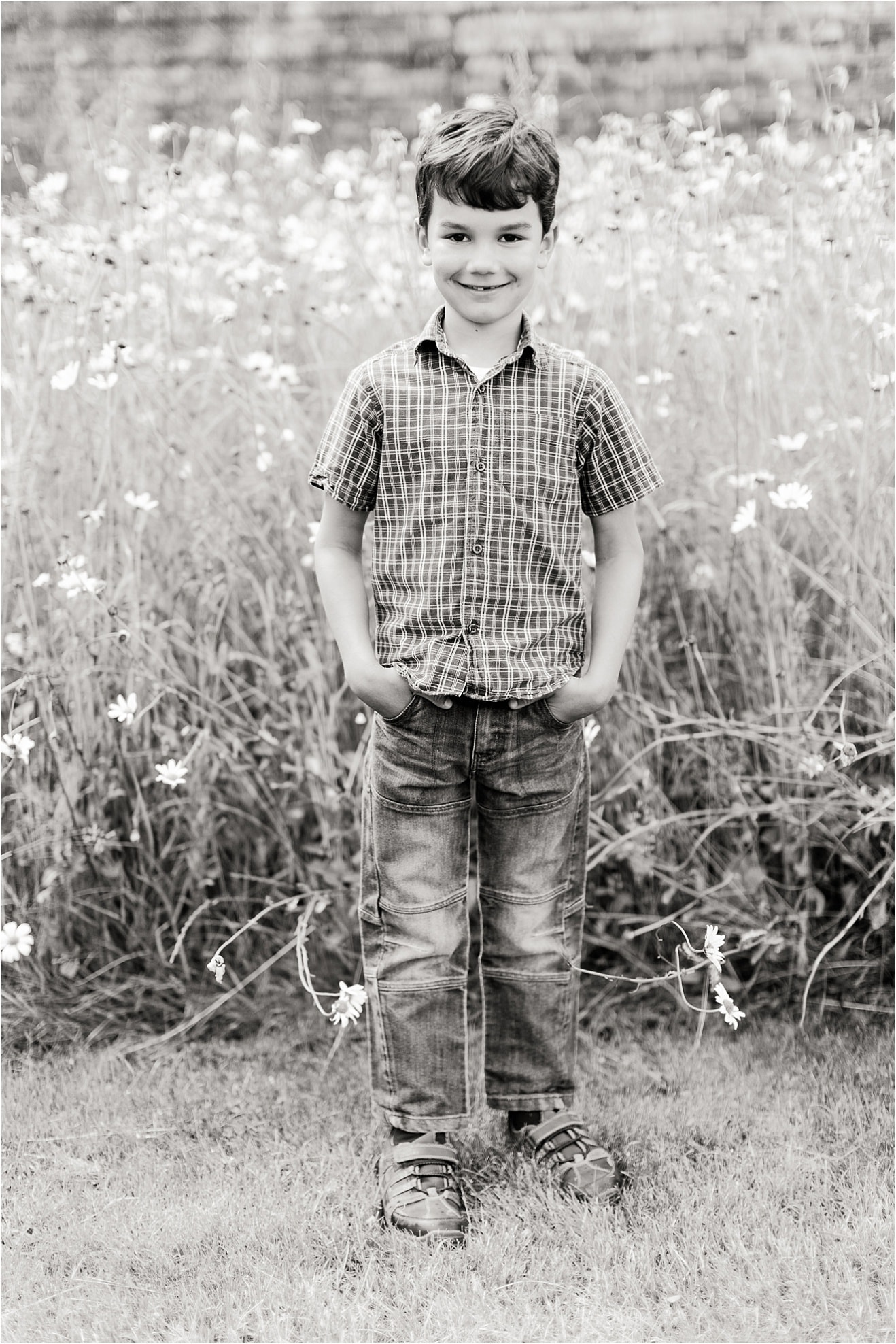 027_family-photography-summer-meadow-medicine-gardens-cobham-surrey-eddie-judd-photographer_7820