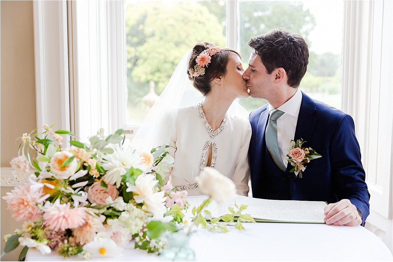 069_wedding-photography-surrey-nonsuch-mansions-eddie-judd-photographer-french-wine-theme_0700