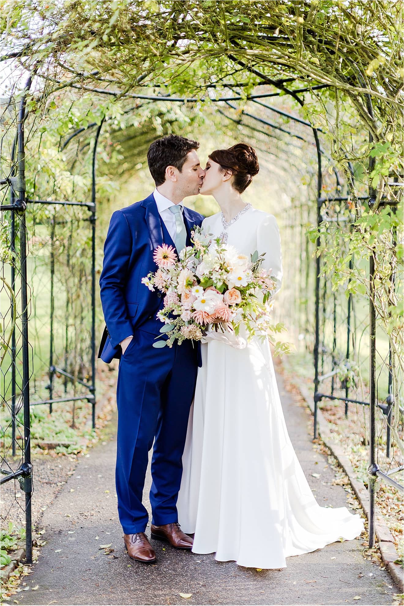 083_wedding-photography-surrey-nonsuch-mansions-eddie-judd-photographer-french-wine-theme_1017